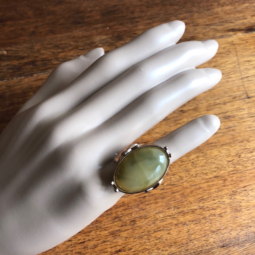 Oval shape stone/gold ring